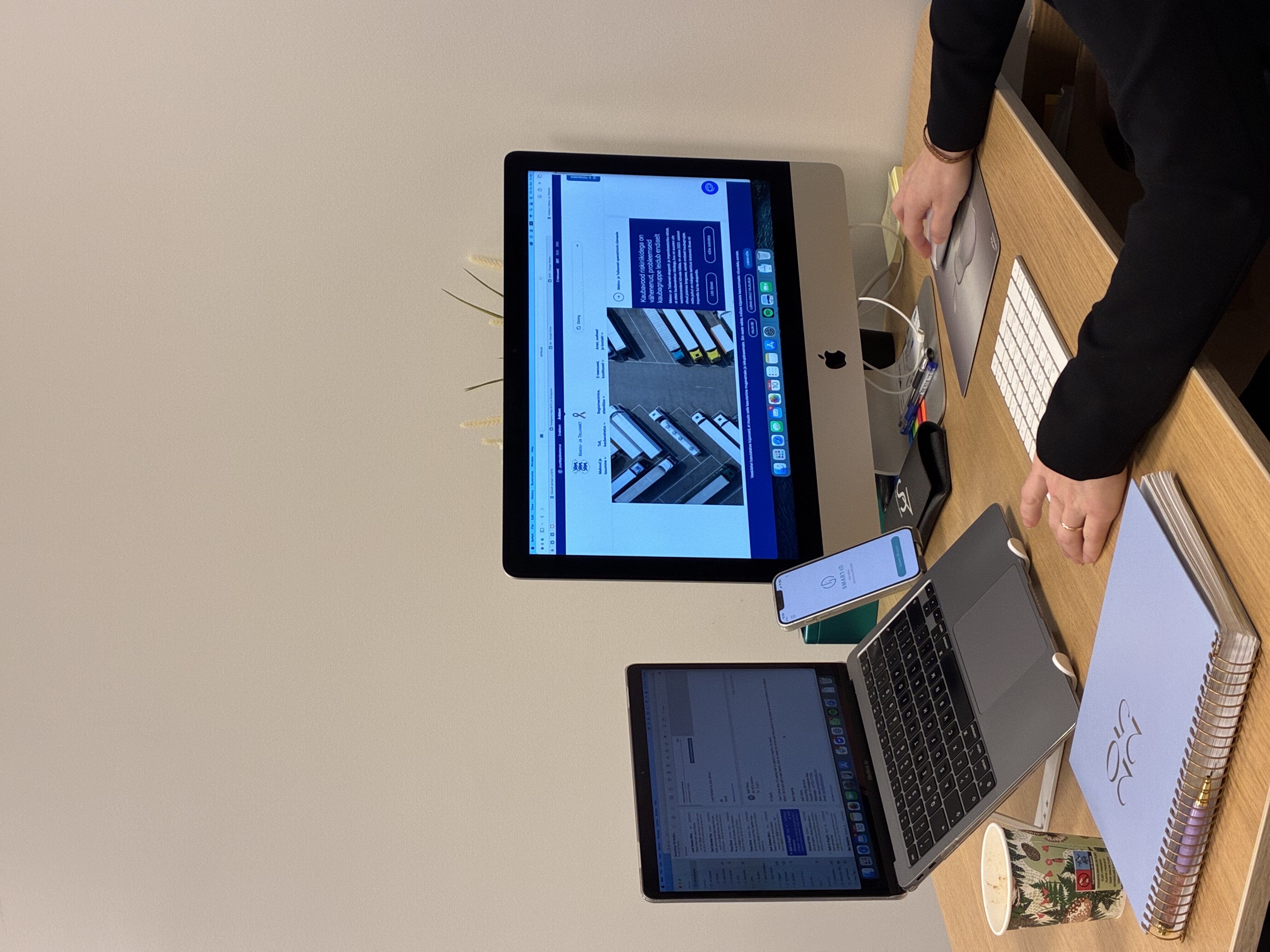 <h3><span style="color: var(--color-ljn6qg27)">Privated Desk</span></h3>