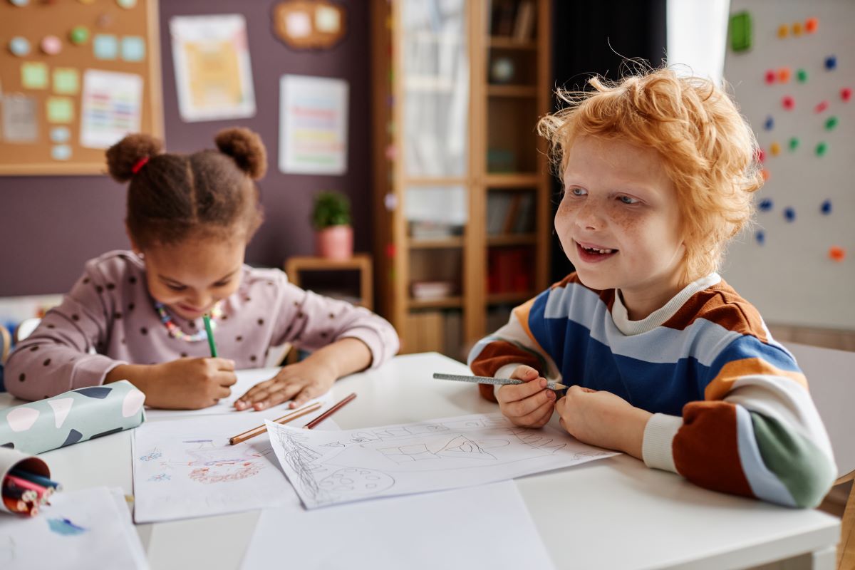 Kindergarten checklist: Child recognizing shapes and colors