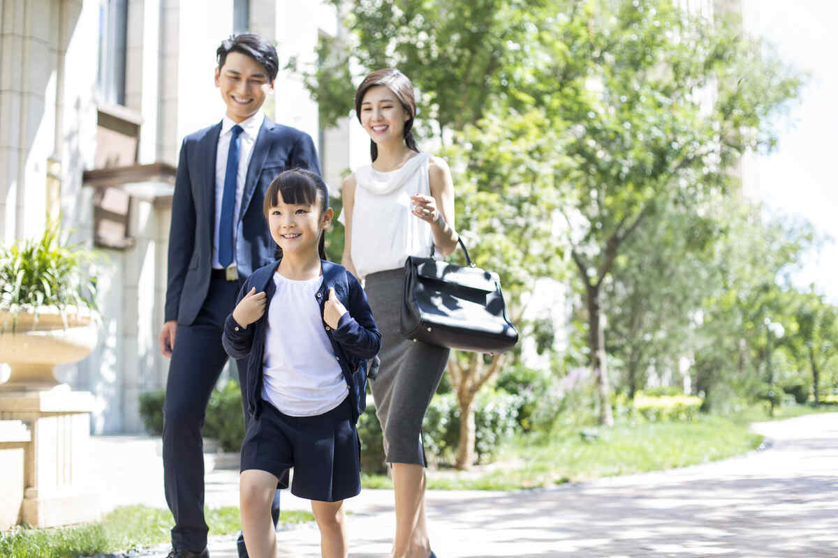 parents-visit-kindergarten-to-see-kindergarten-checklists