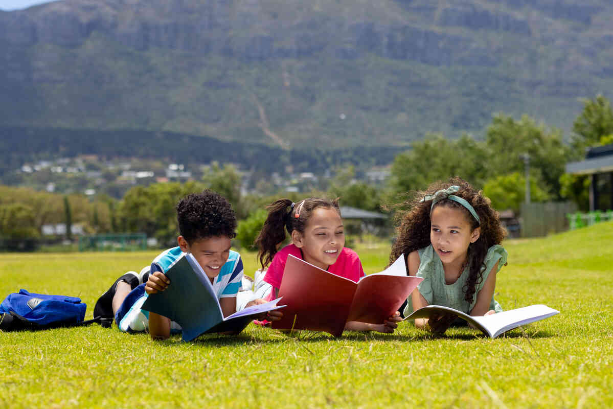 summer-reading-books-for-kids-displayed-on-picnic-blanket-in-park