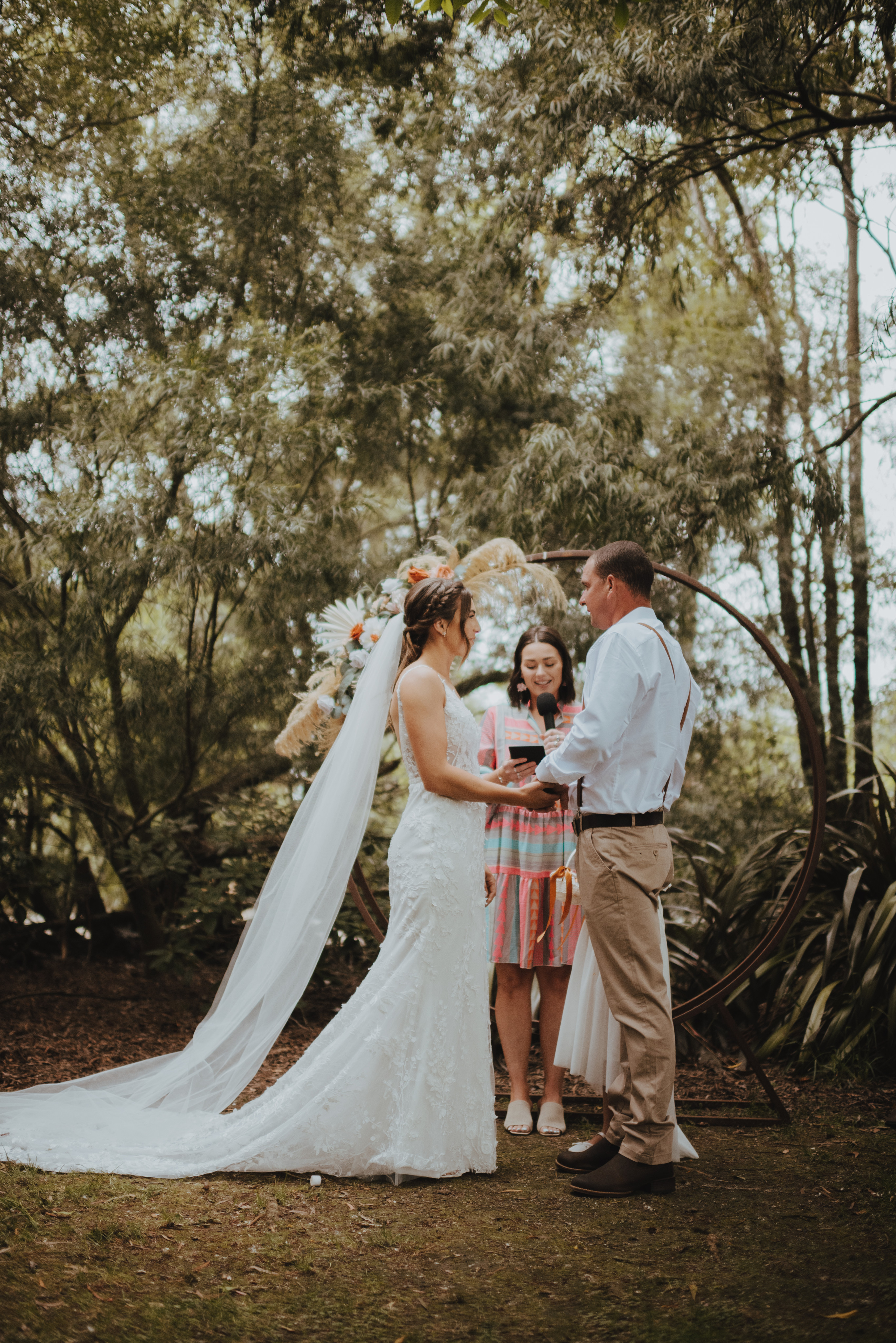 couple standing at round archway at darjon vineyard