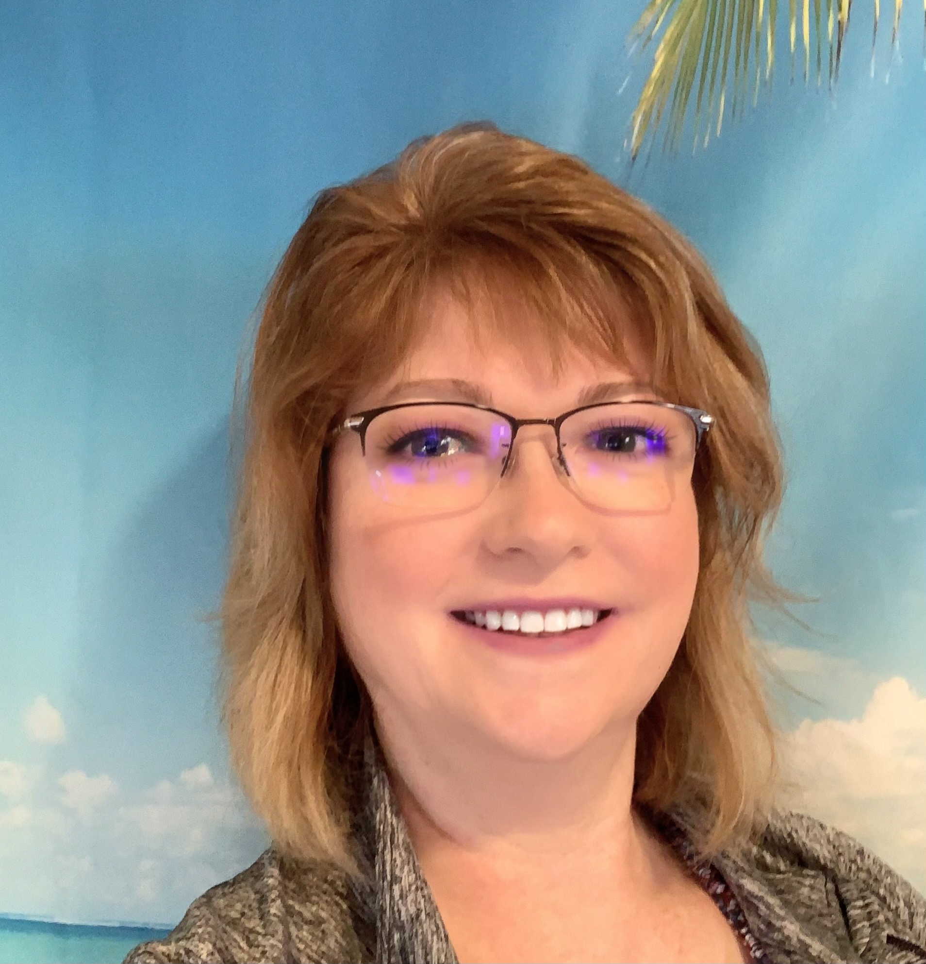 Hi, I'm Sharon Davidson! I'm thrilled to support you in reaching your highest potential with your e-commerce business!