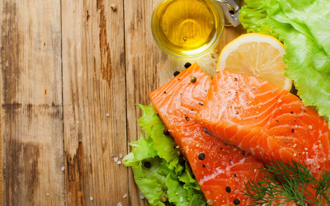 Gezonde vetten hebben we keihard nodig omdat er omega 3 in zit. Hier ligt een stuk zalm op het bord.