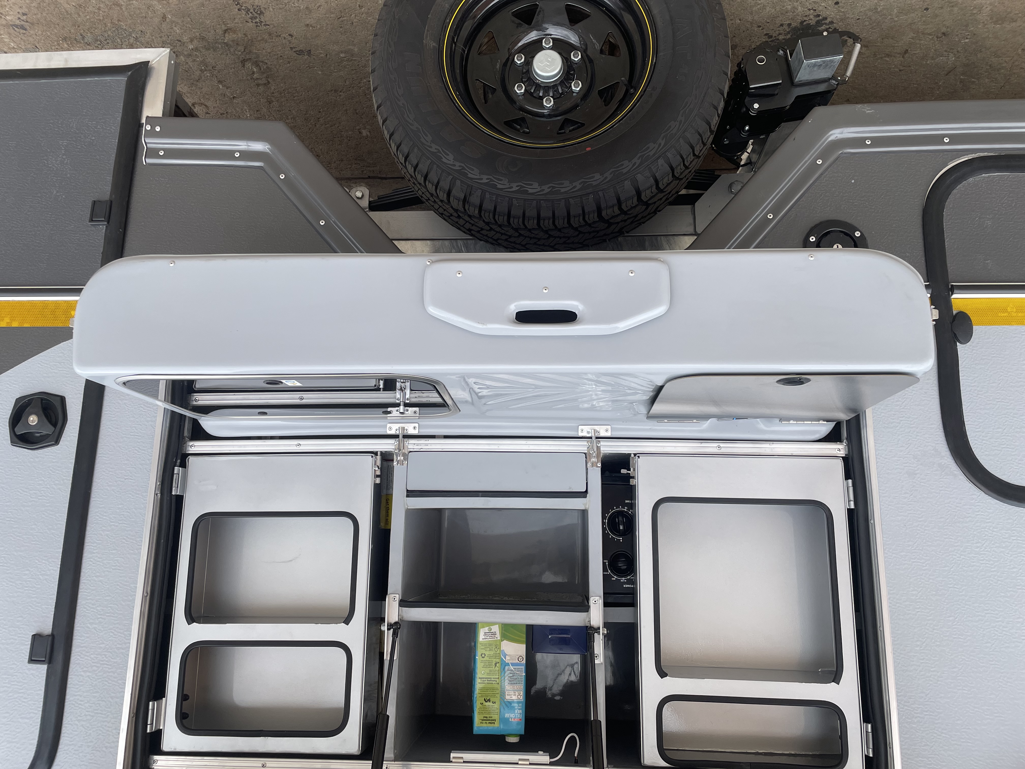 Stove, sink and drawers overview