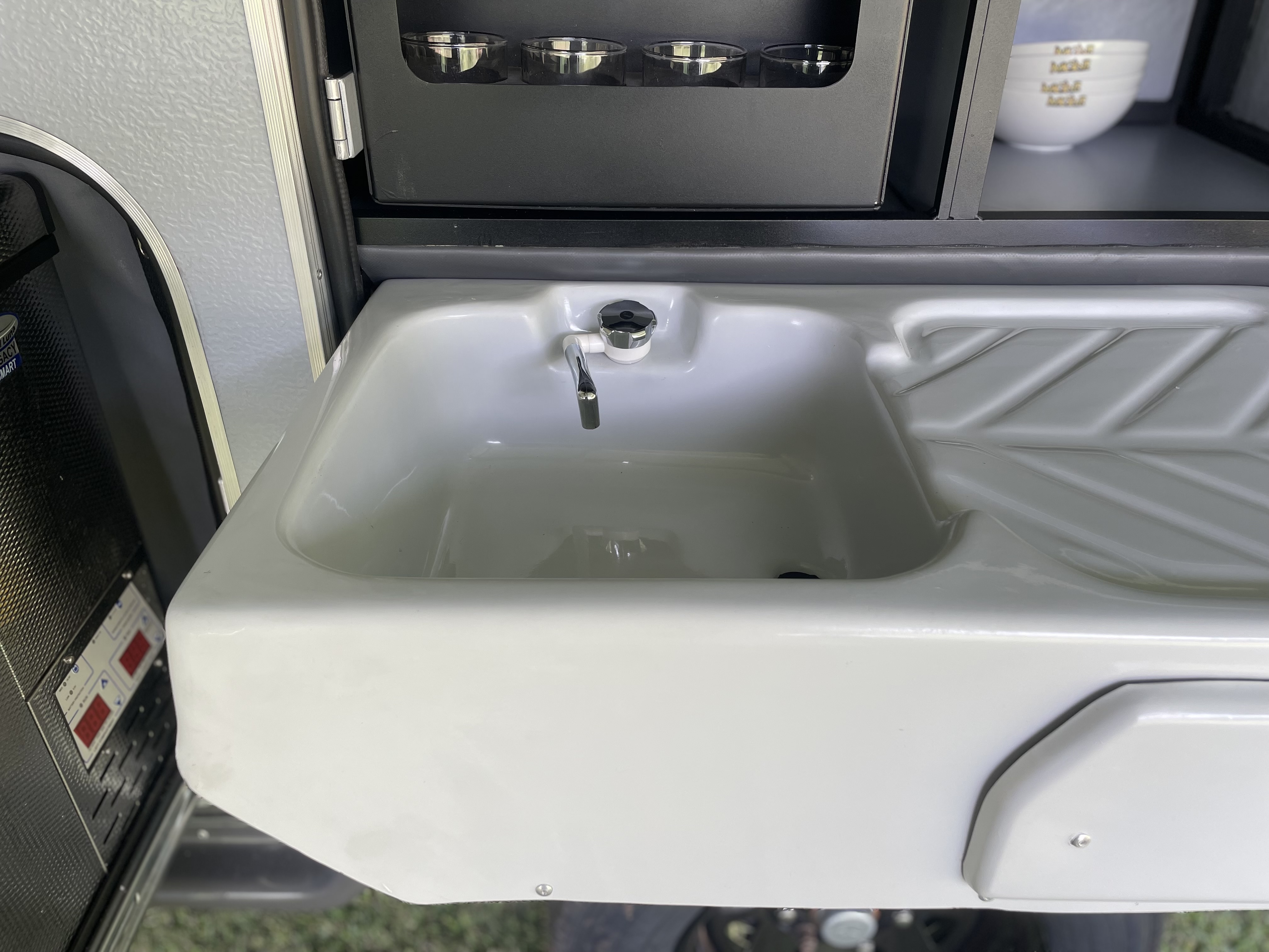 Stove, sink and drawers overview