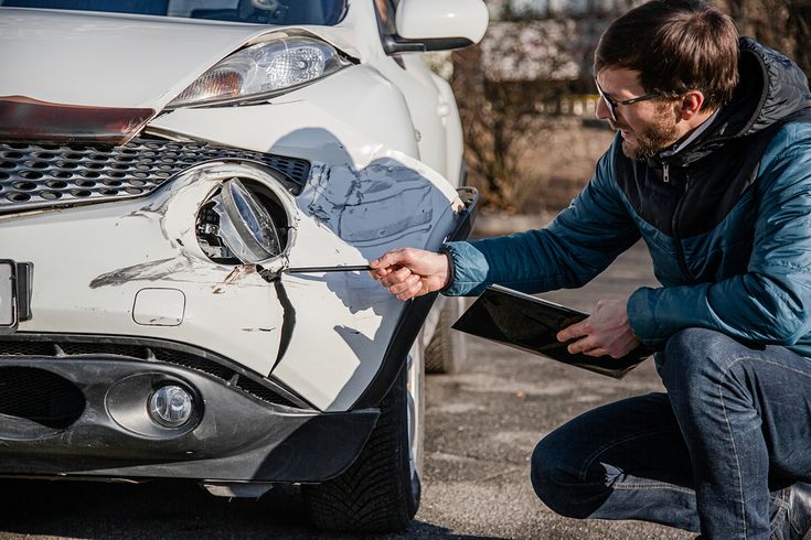 How to Calculate the Value of a Salvaged Car
