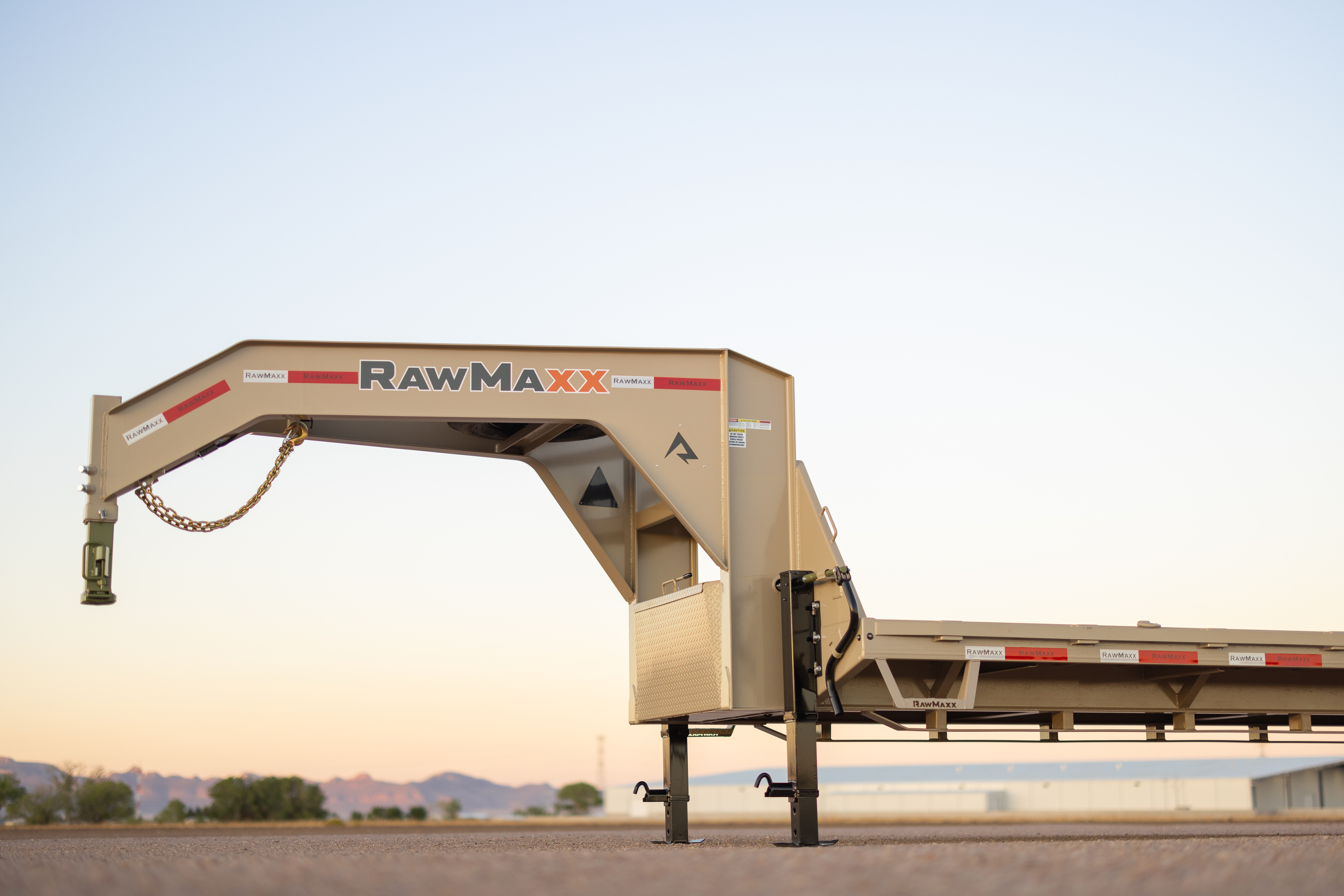 Close-up of a RawMaxx FDX Dual gooseneck trailer hitch, featuring a heavy-duty coupler, safety chains, and adjustable connection for secure and stable towing. Close-up of a RawMaxx FDX Dual gooseneck trailer hitch, featuring a heavy-duty coupler, safety chains, and adjustable connection for secure and stable towing.