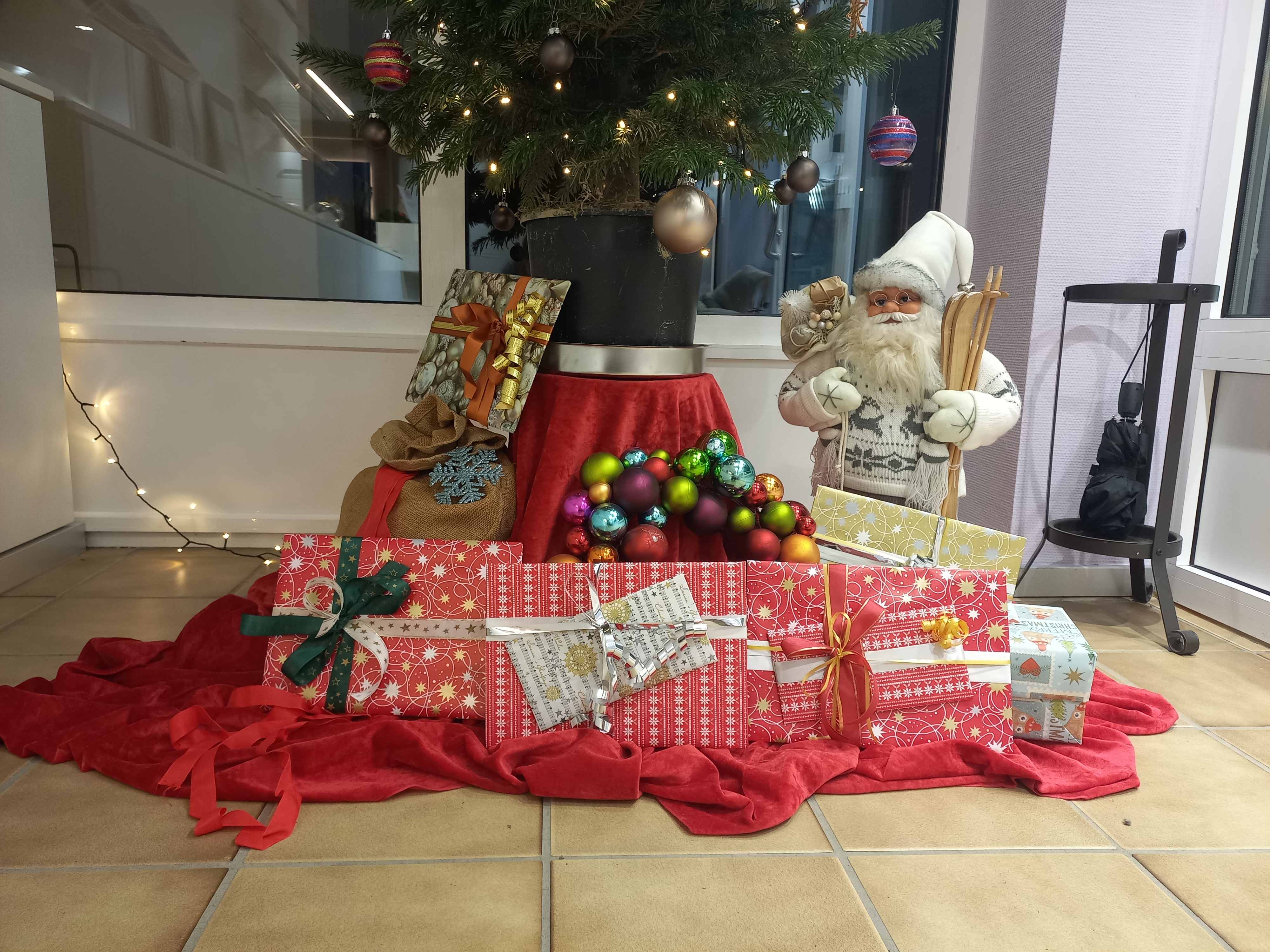 Weihnachtsbaum mit vielen Geschenken