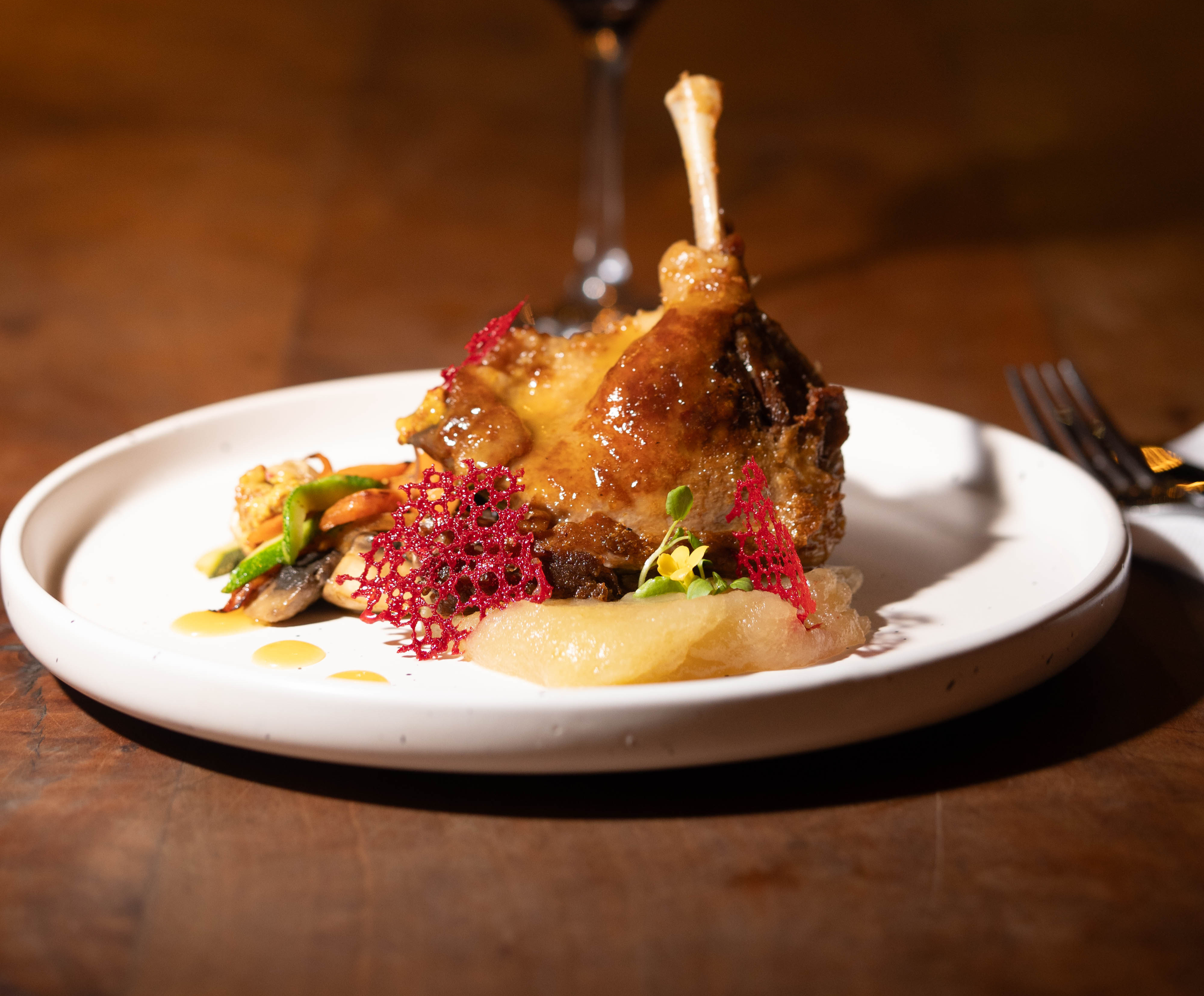 Detalle de plato y copa