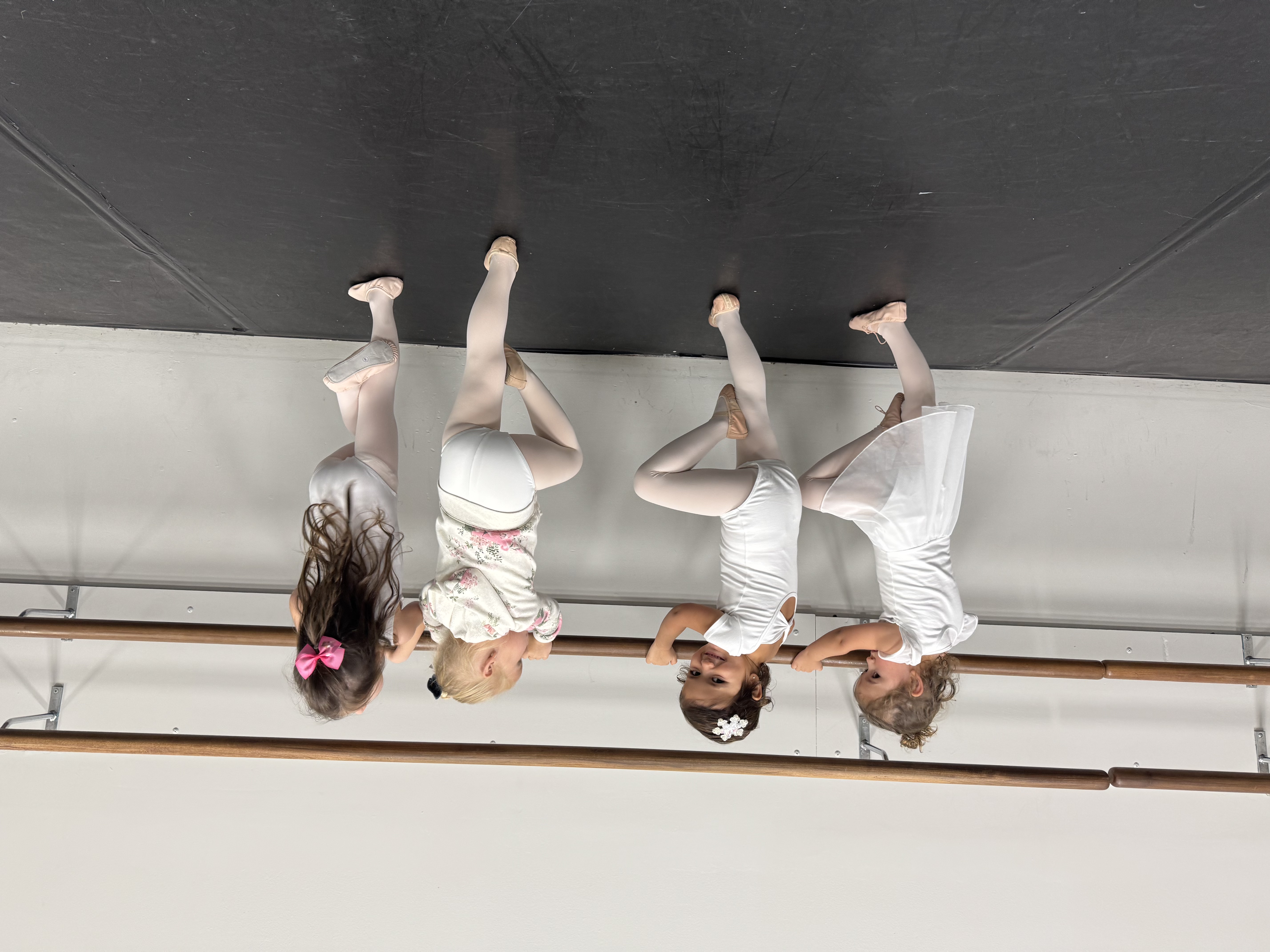 Dancers on pointe Dancers on pointe