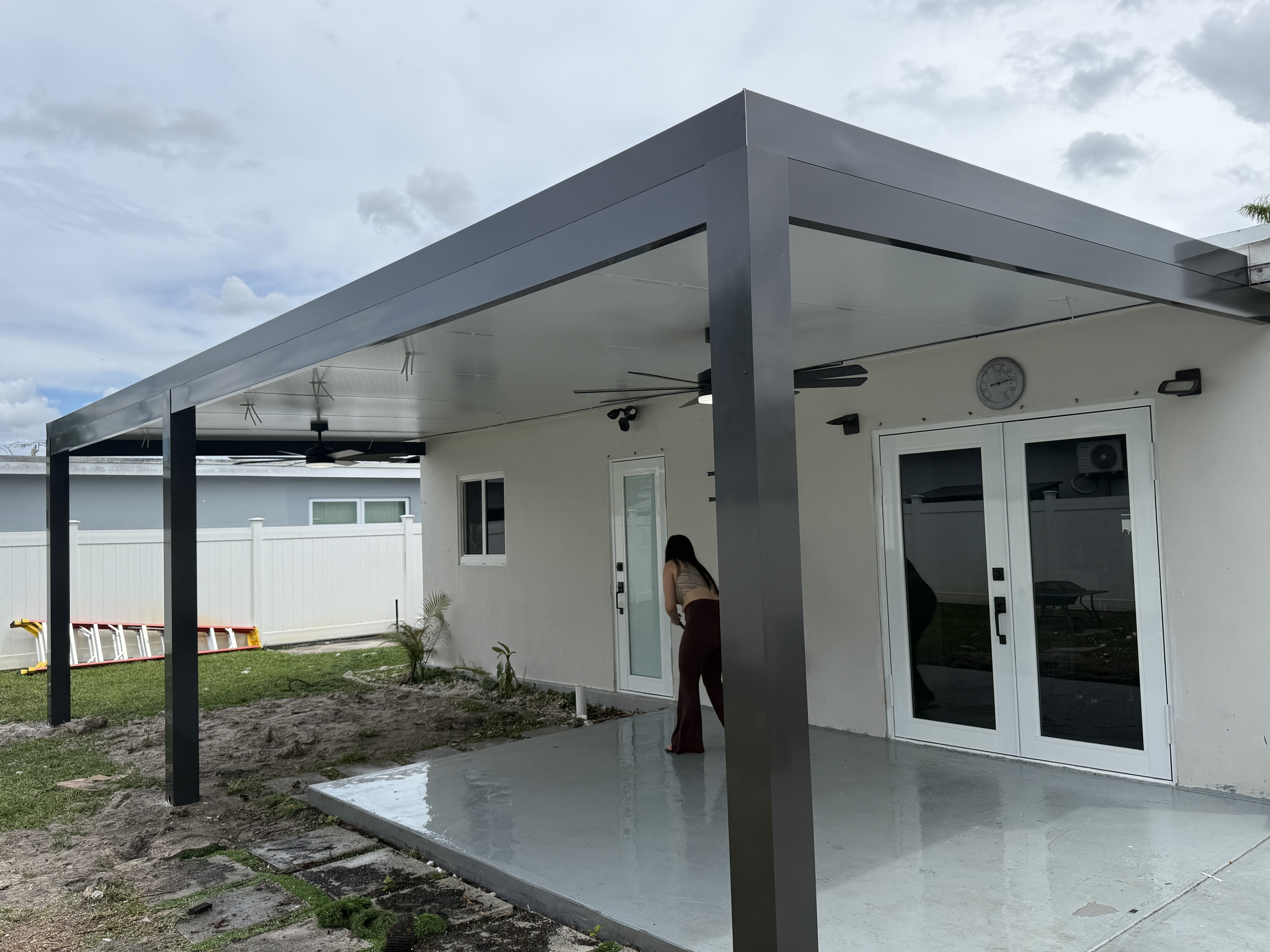 Aluminum terrace with integrated shade structure and poolside view