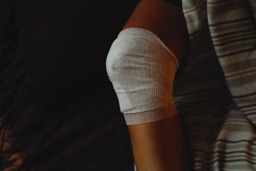 Hombre con esguince en la rodilla.