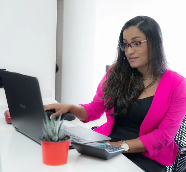 Lorena Garcia trabajando en su computador
