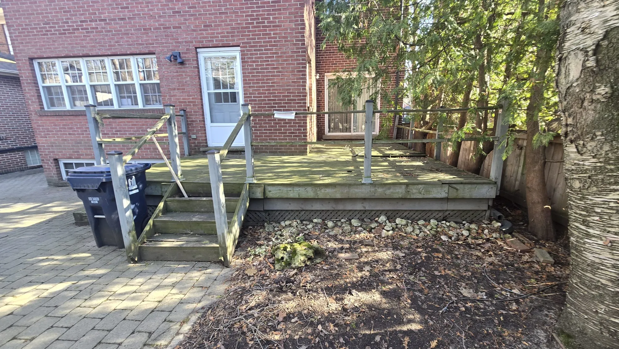 Before photo of deteriorating backyard deck in Etobicoke with aging railings Before photo of deteriorating backyard deck in Etobicoke with aging railings