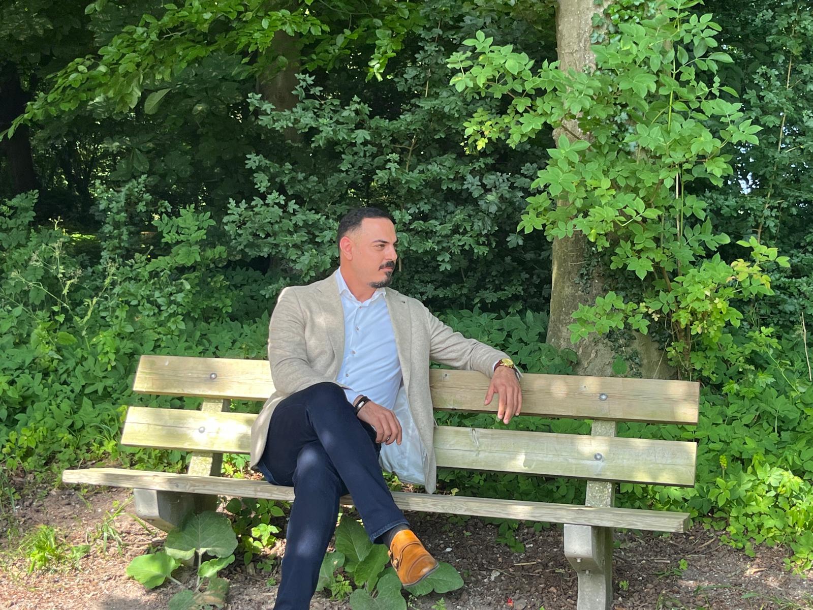 Saif Al Majedy is oprichter en directeur van Zorgbureau Nederland. Vanuit persoonlijke ervaring bouwt hij aan menselijkere, toegankelijkere thuiszorg met vaste gezichten.