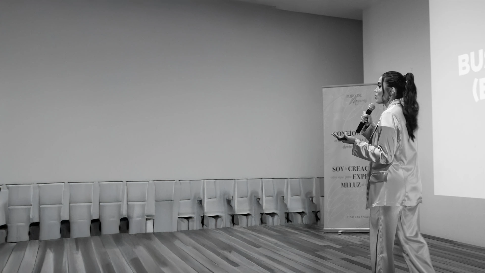 Andrea Torres en fondo elegante