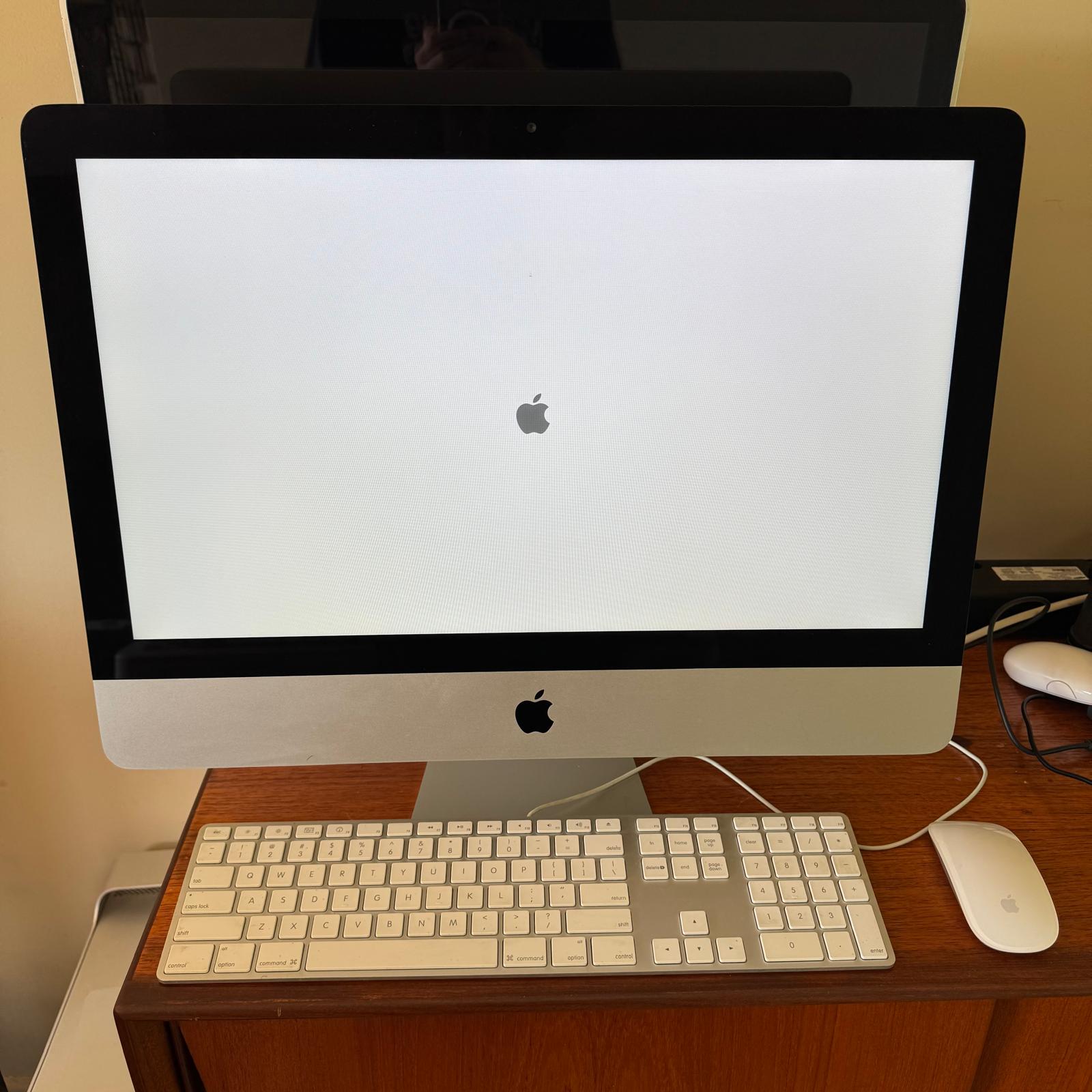 Apple 21.5" iMac, one of the many computers available from Markham Classifieds & Electronics