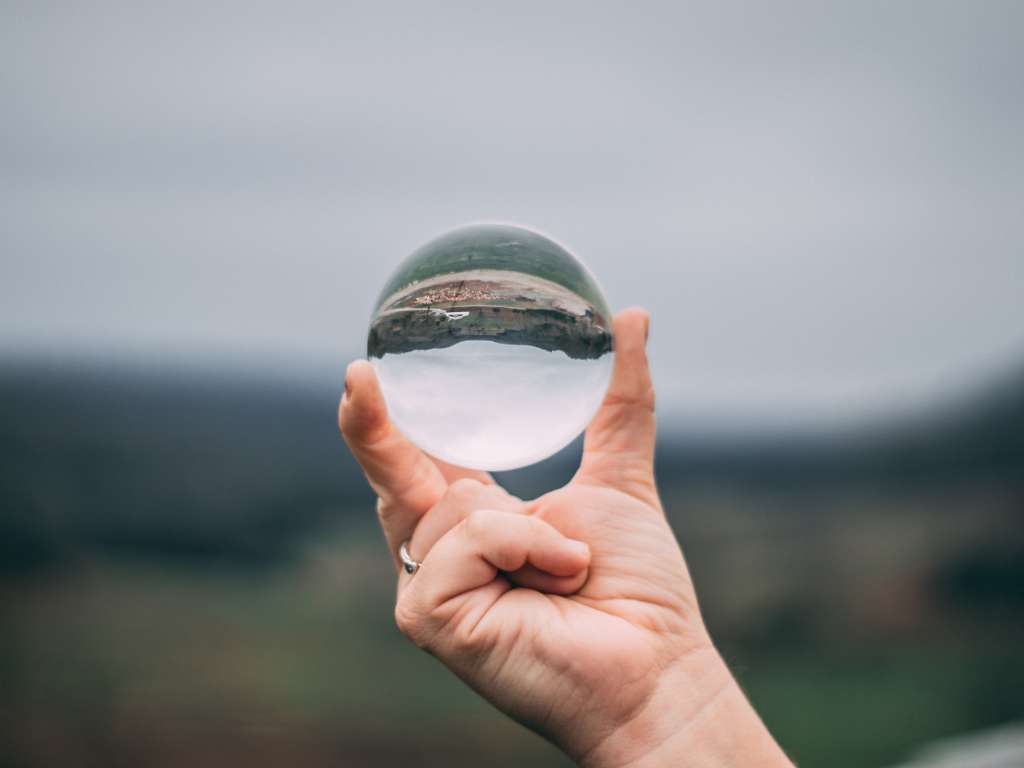 Mano con esfera de cristal Mano con esfera de cristal