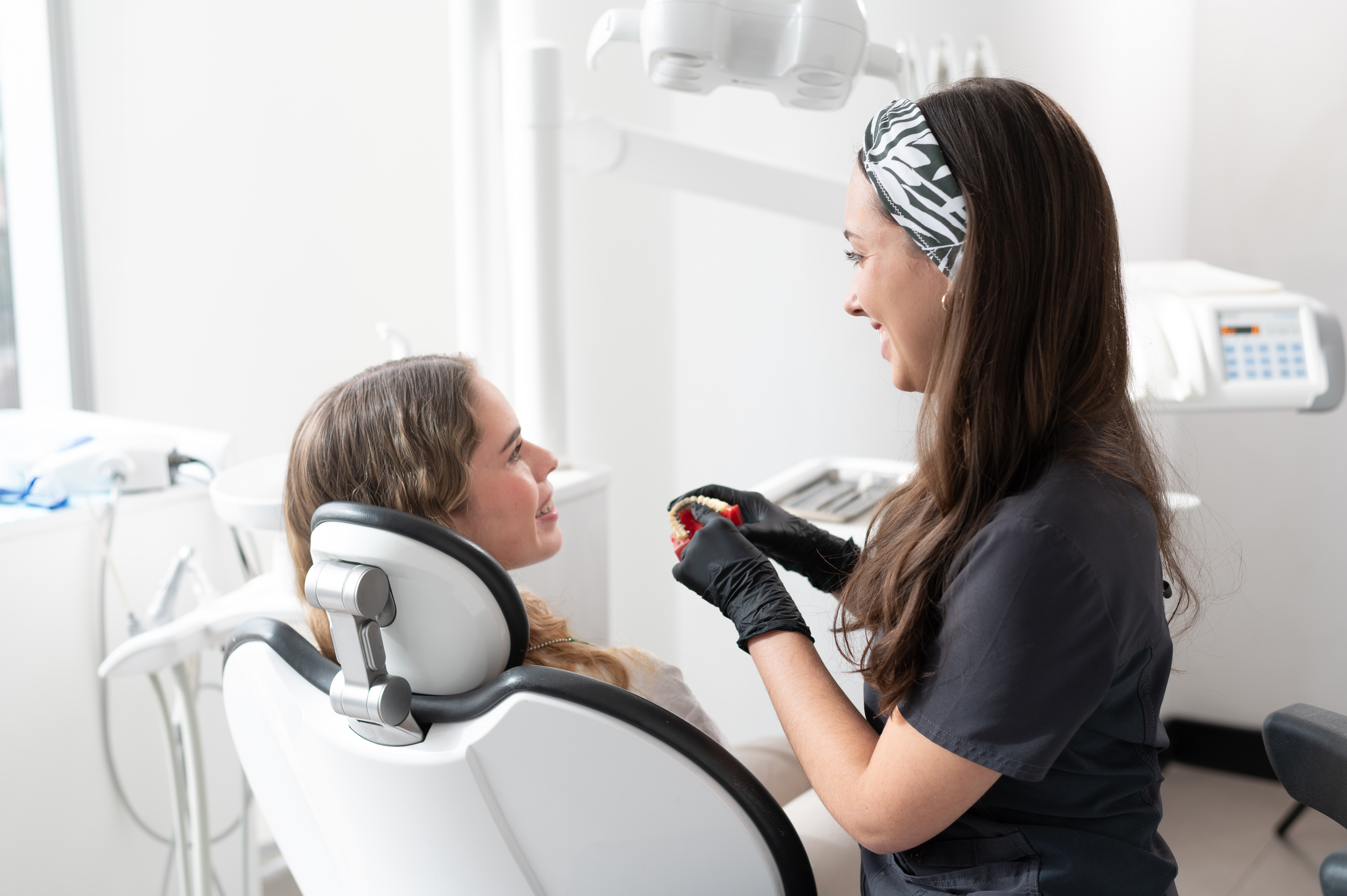 ortodoncista con paciente de brackets linguales