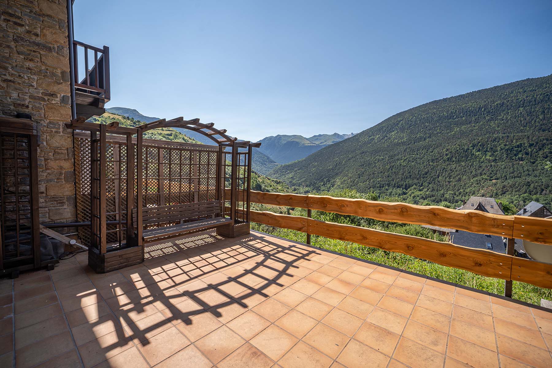 Chalet pareado en Vila con terraza y vistas al valle