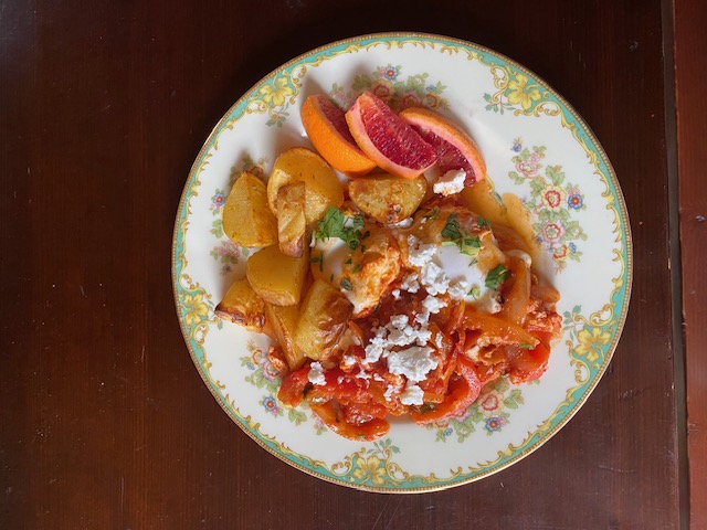 Tomato, onion, pepper and an egg, etc