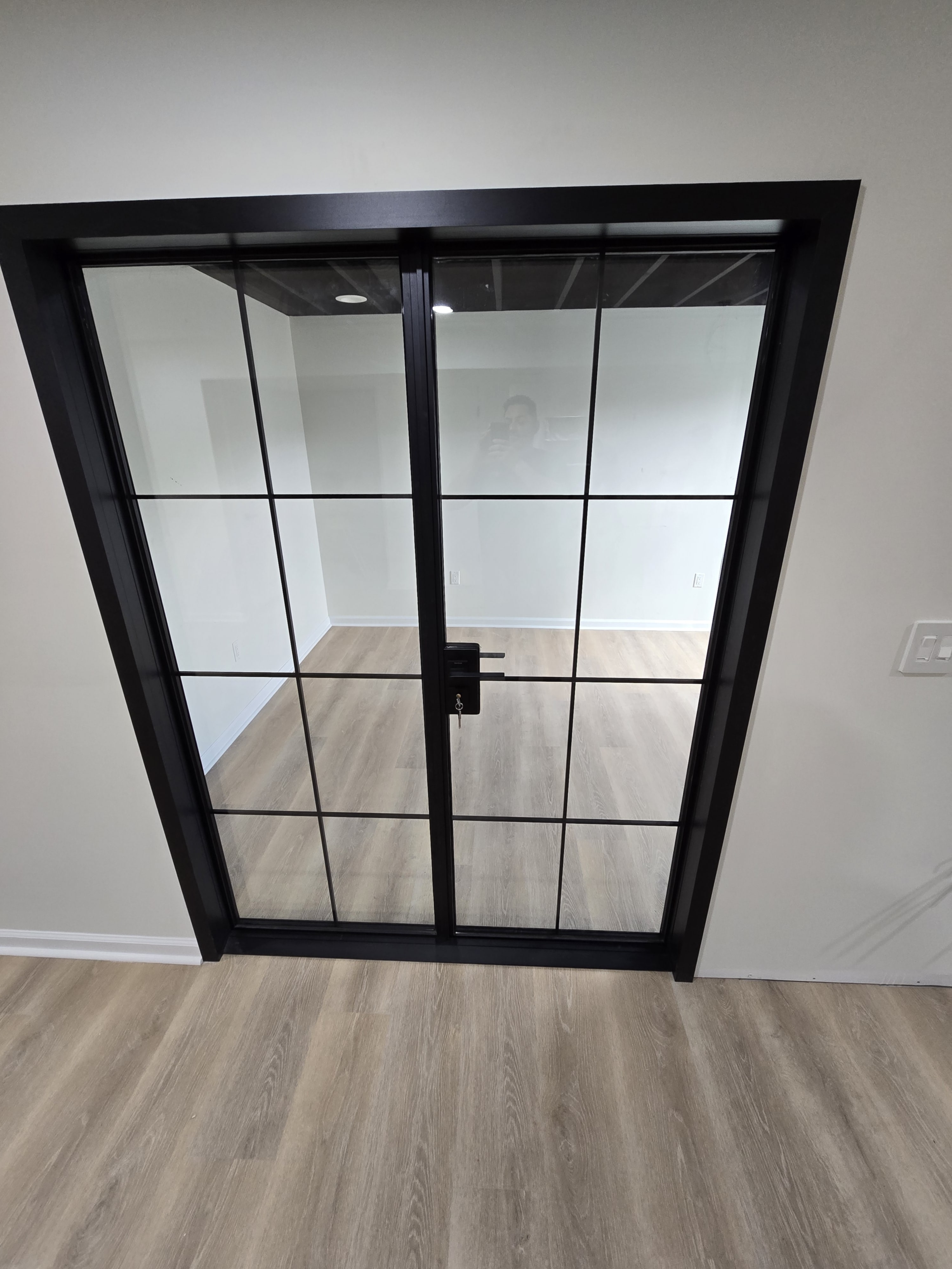 Accent wall adding depth to the main living zone