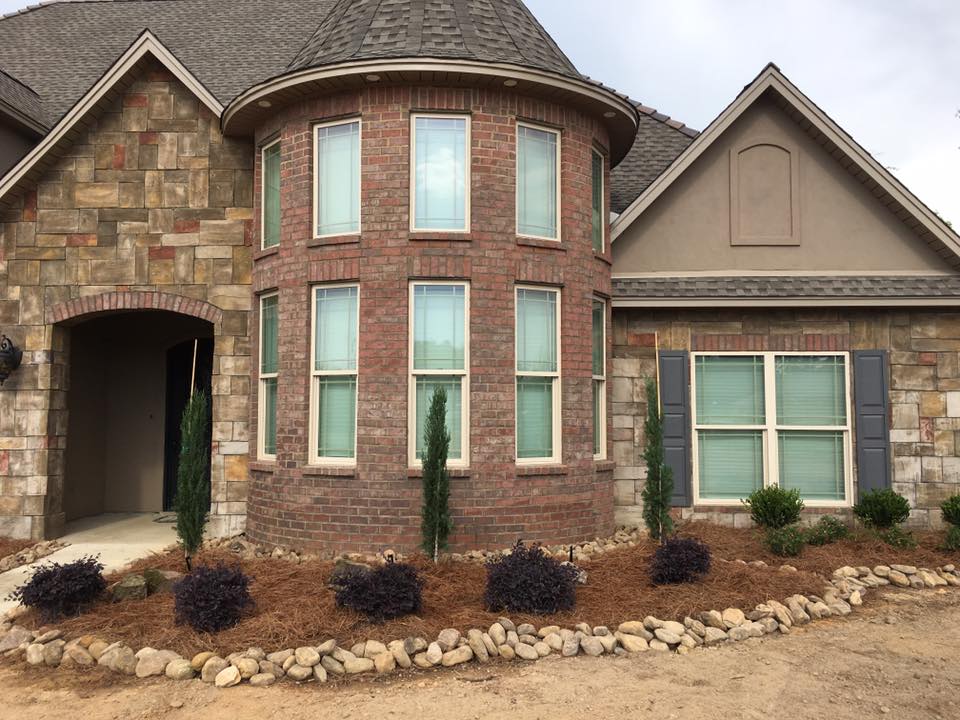 Curved front yard flower bed in Ruston, Louisiana