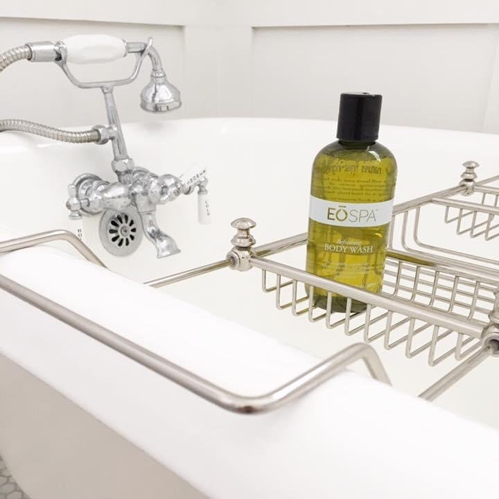 Clean your bathroom with essential oils