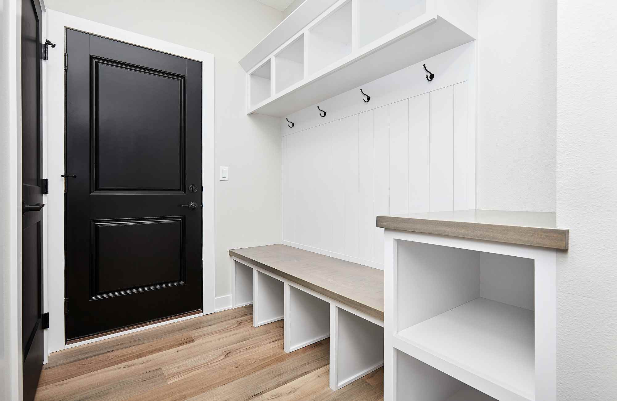 organizing-etc-lenexa-ks-4-tips-for-organizing-your-mudroom-before-spring-custom-millwork-organization-maintenance
