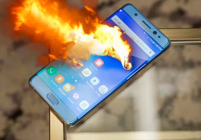 un telefono de samsung explota, lo que resultó en un reclamo masivo de clientes de la marca