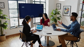Equipo de legales discutiendo cómo mejorar la gestión de comentarios negativos en plataformas del estilo de "Reclamos.CL." Equipo de legales discutiendo cómo mejorar la gestión de comentarios negativos en plataformas del estilo de "Reclamos.CL."