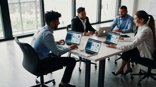 Reunión de equipo para definir estrategias sobre cómo tratar a un cliente insatisfecho utilizando datos e insights Reunión de equipo para definir estrategias sobre cómo tratar a un cliente insatisfecho utilizando datos e insights