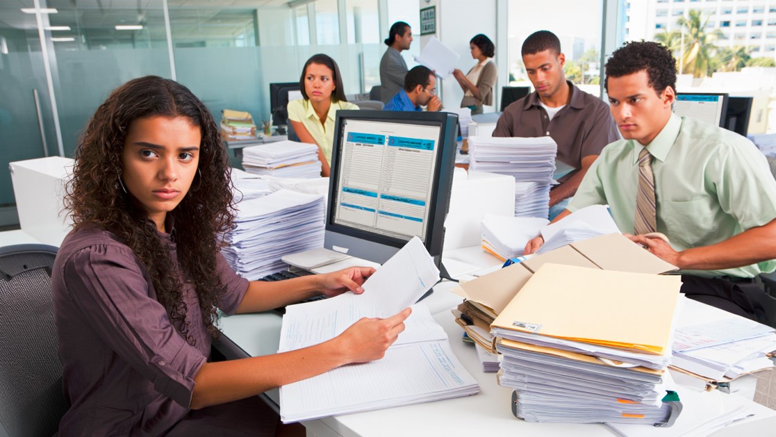 Equipo administrativo gestionando reclamos de consumidores en Brasil según directrices de Procon.