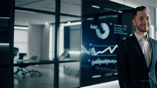 Ejecutivo monitoreando métricas para evaluar la efectividad de su propia estrategia “cliente primero” aplicada en su empresa. Ejecutivo monitoreando métricas para evaluar la efectividad de su propia estrategia “cliente primero” aplicada en su empresa.