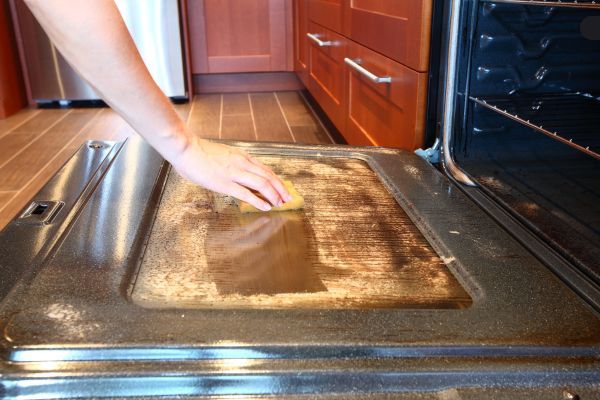 lady cleaning oven lady cleaning oven