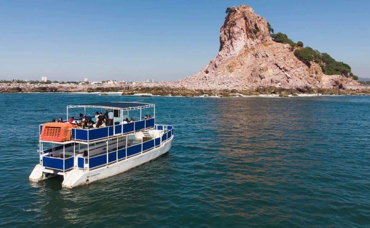 [Imagen de una palapa restaurante en la playa de Isla de la Piedra]