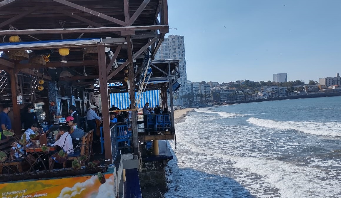 [Imagen del restaurante El Muchacho Alegre junto a la marina]