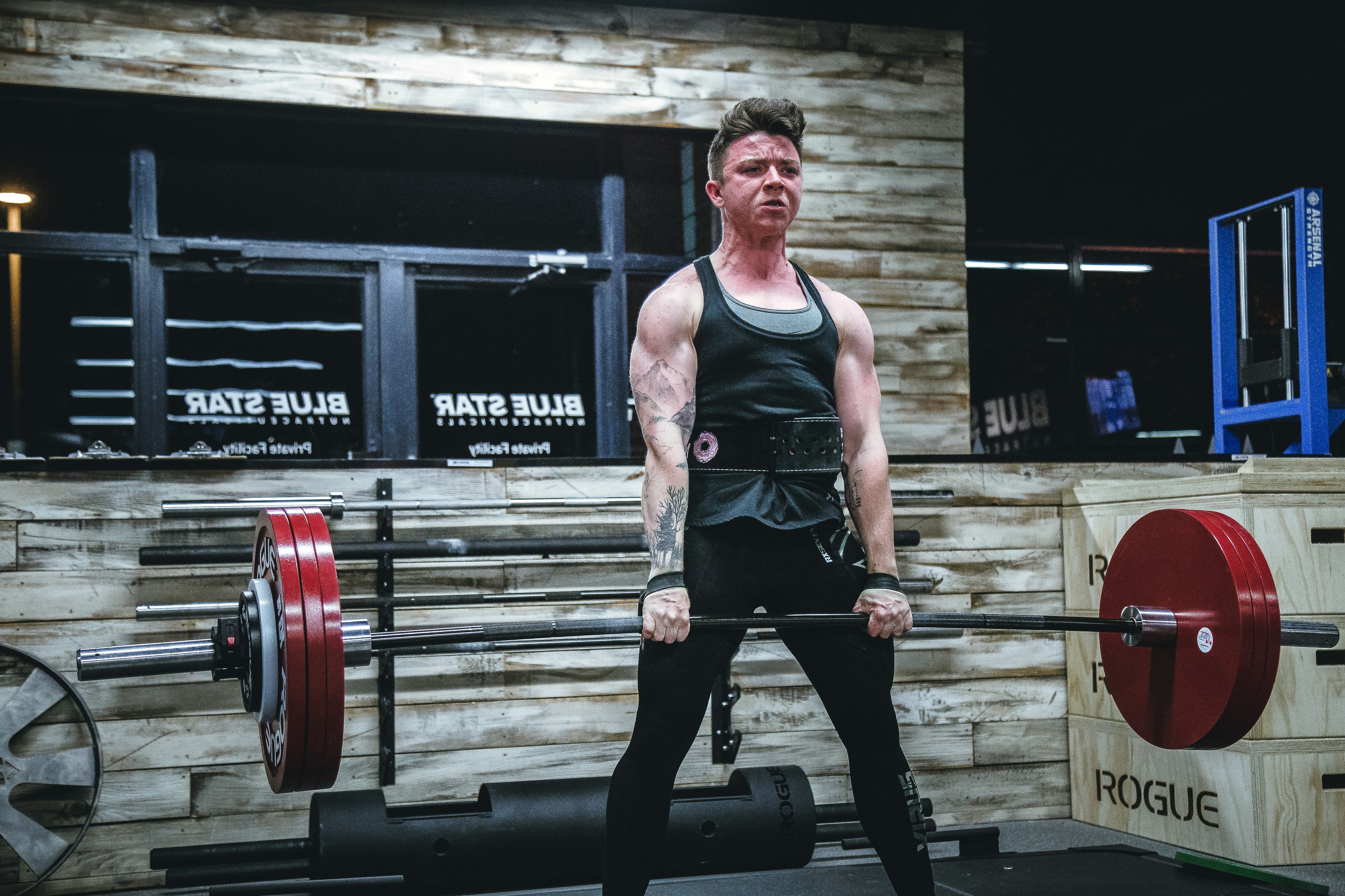 Άτομο εκτελεί deadlift με σωστή ευθυγράμμιση πλάτης και μπάρα κοντά στο σώμα