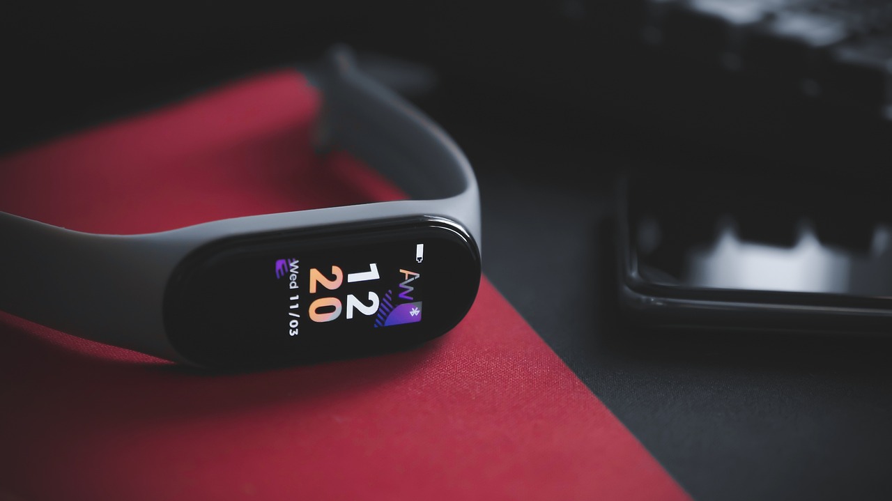 Smartwatch στον καρπό που δείχνει βήματα και καρδιακό ρυθμό Smartwatch στον καρπό που δείχνει βήματα και καρδιακό ρυθμό