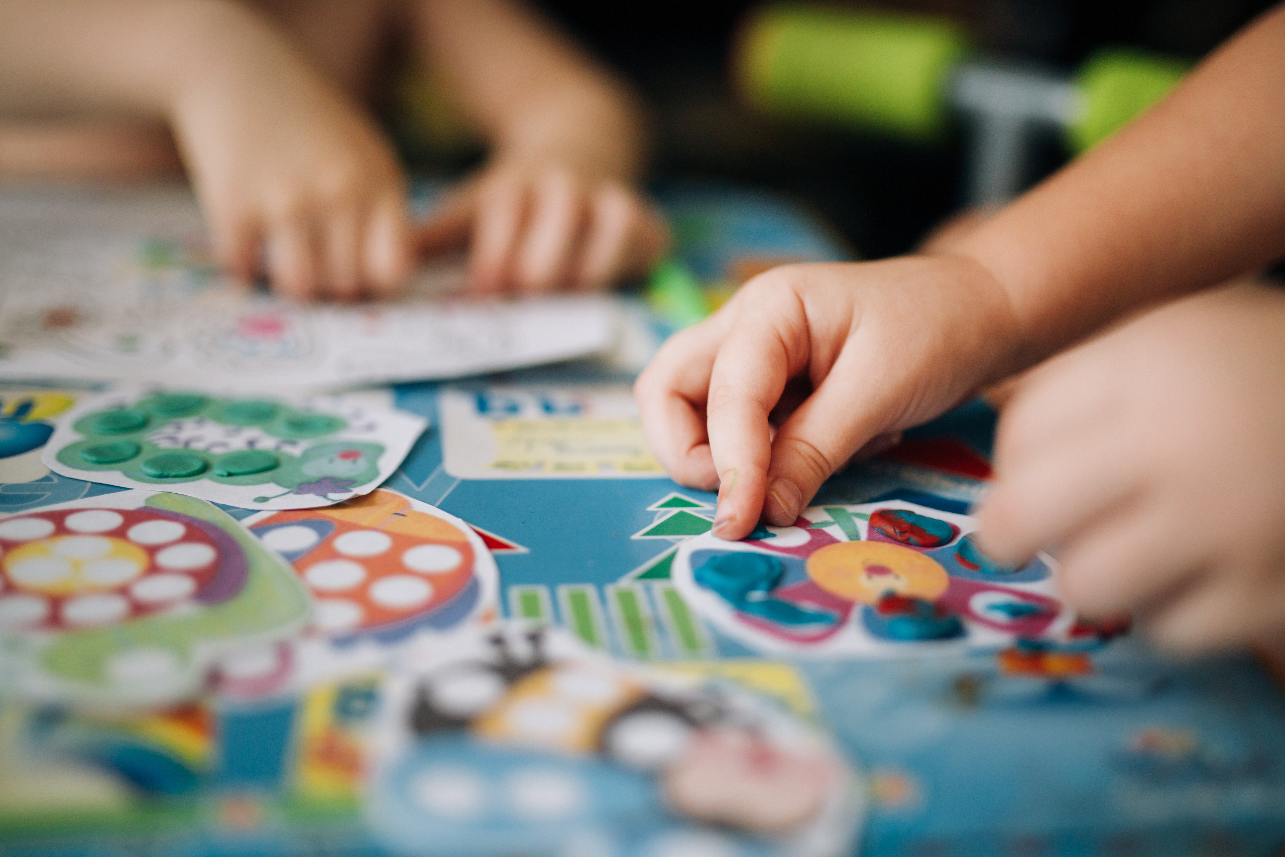 Children are putting up stickers.