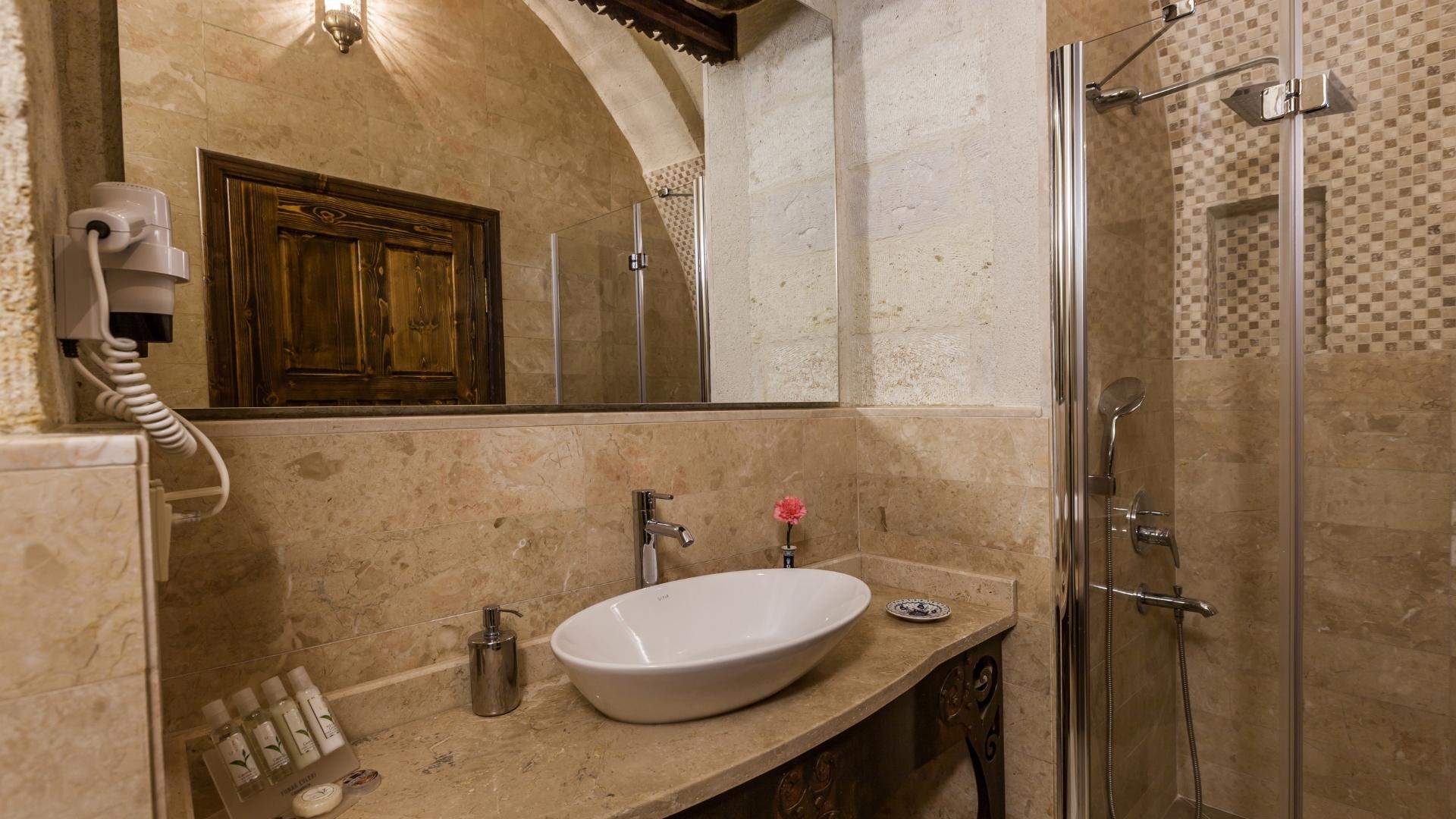 Bathroom with shower in classic single accommodation Yunak Evleri