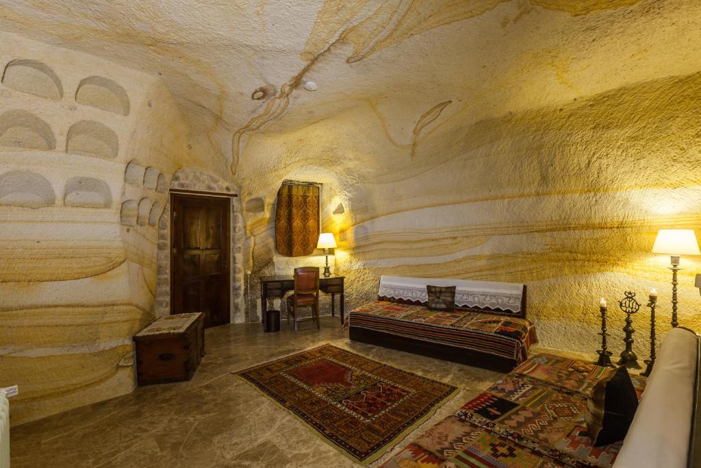 Separate living room space in 60m2 cave king suite for group accommodation