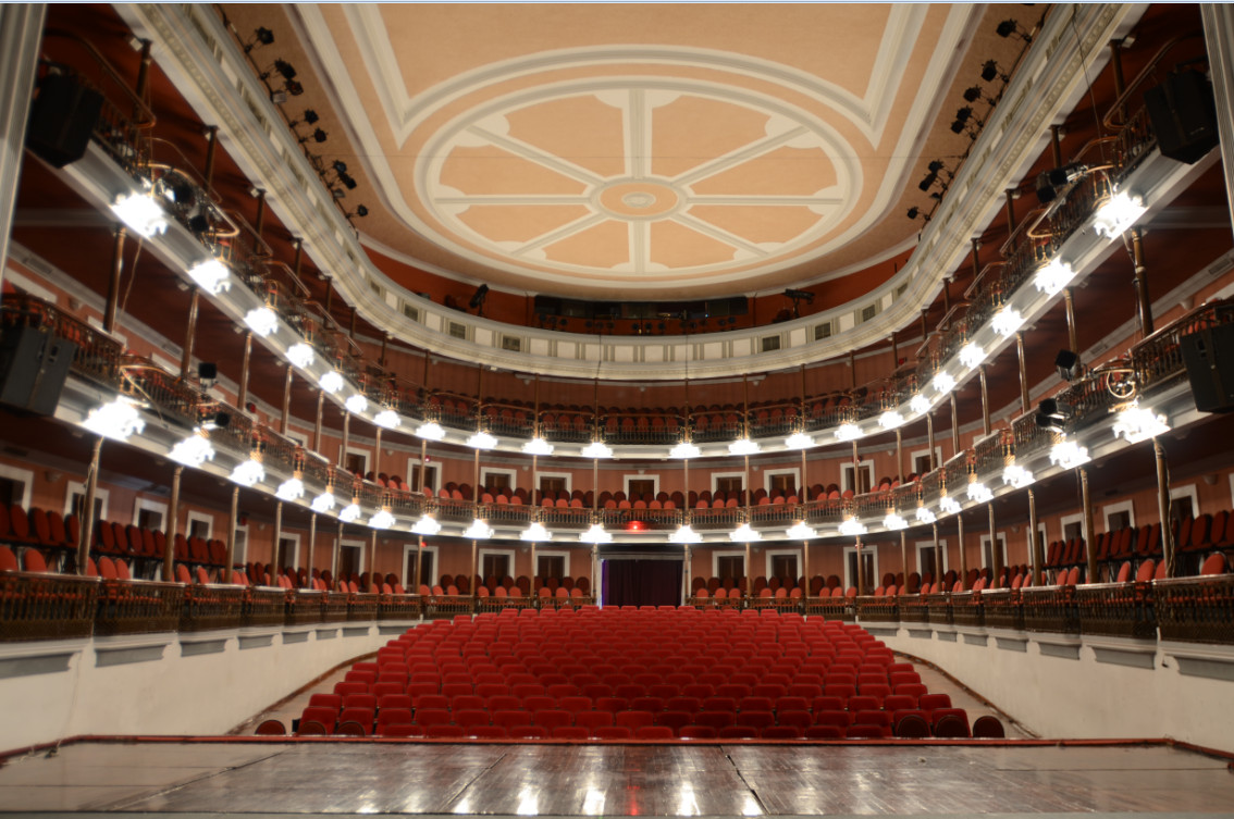 Fachada del Teatro Ángela Peralta de noche