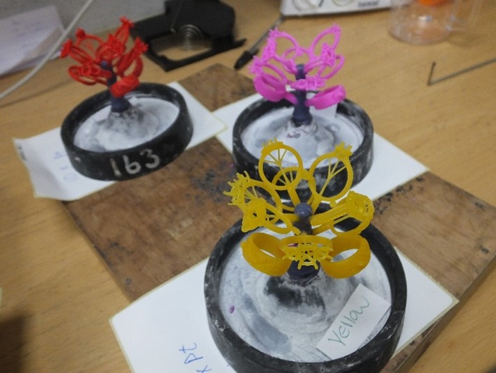 The patterns are arranged like branches on the base of the flask. The patterns are arranged like branches on the base of the flask.