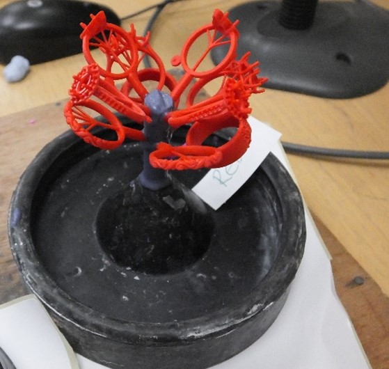 The main trunk is made of wax. Heat and wax attach the models to the tree at an angle. The main trunk is made of wax. Heat and wax attach the models to the tree at an angle.