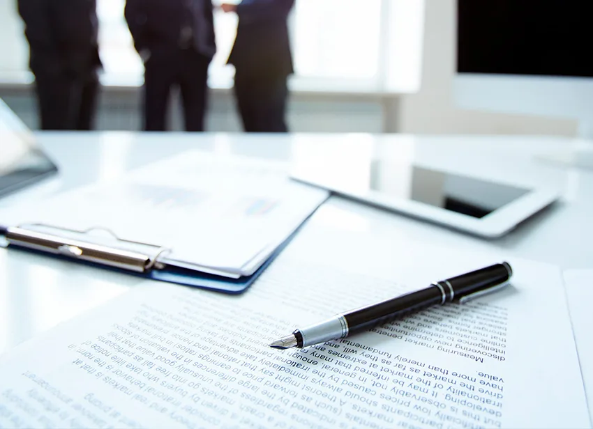 Persona preocupada por deudas