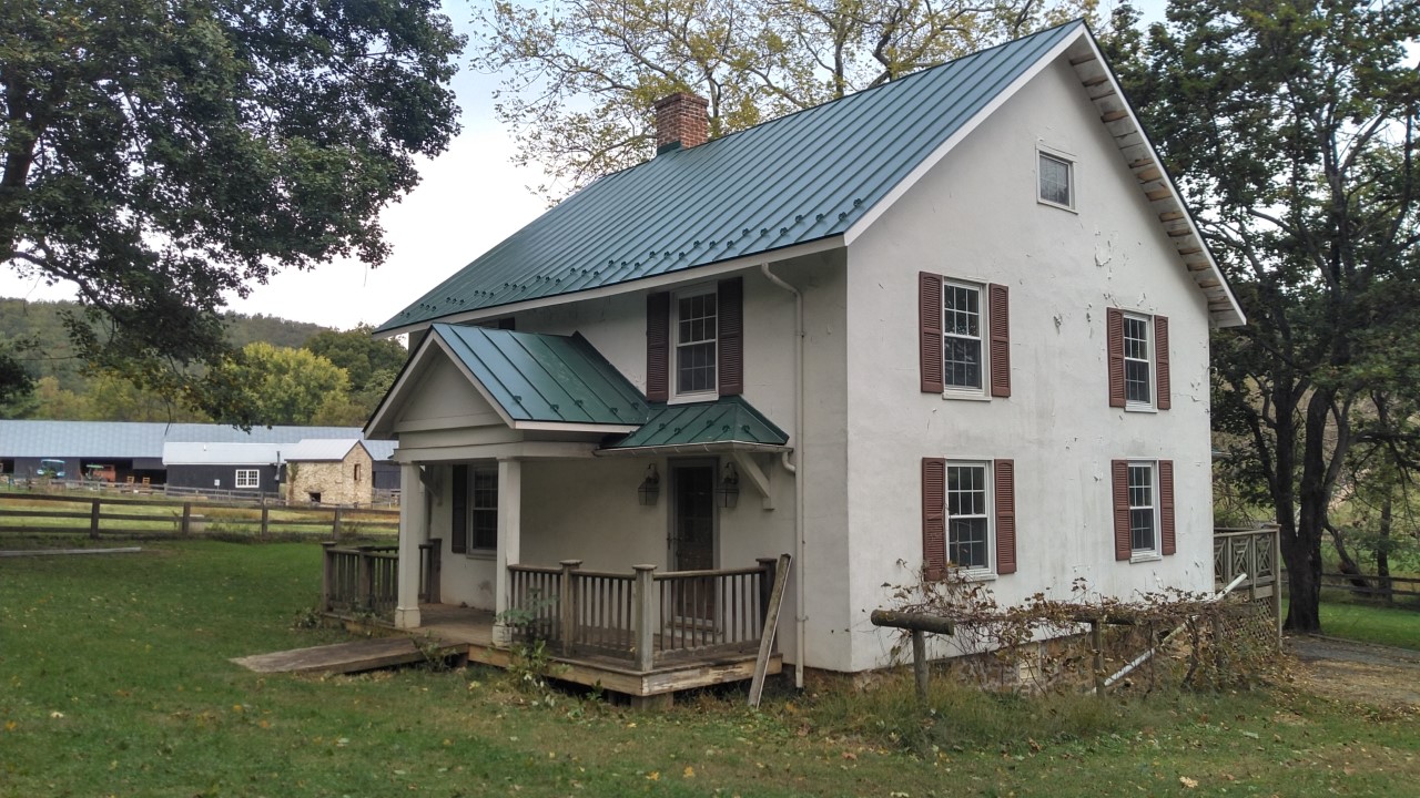 New metal roof installation in Northern Virginia – standing seam panels on residential home New metal roof installation in Northern Virginia – standing seam panels on residential home