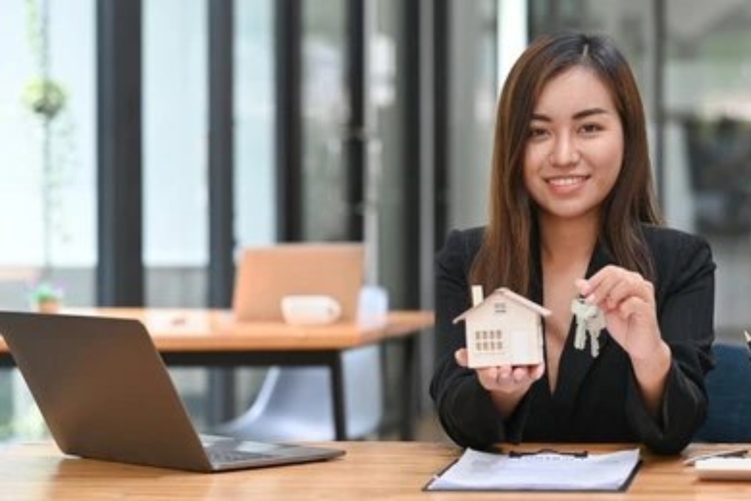 A smiling agent with a house and keys, showing the end result of building an investor sales funnel with the help of AMPLIFIREI. A smiling agent with a house and keys, showing the end result of building an investor sales funnel with the help of AMPLIFIREI.