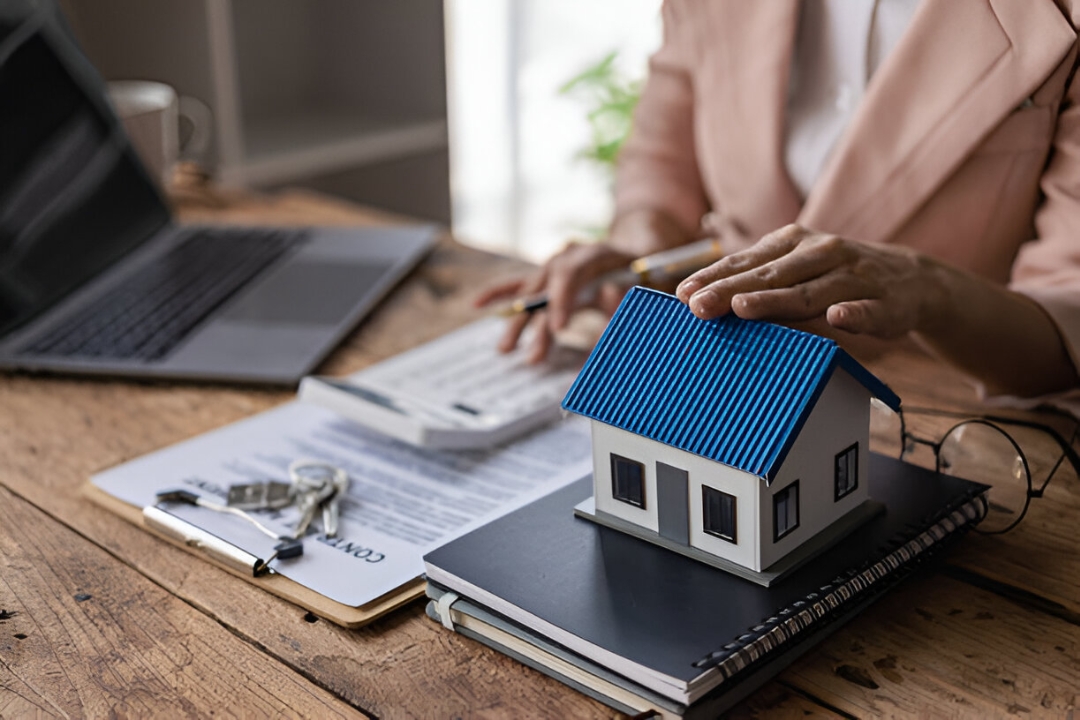 The image shows a person working on a laptop with a house icon and various data points, illustrating the use of lead scoring systems for real estate by AMPLIFIREI. The image shows a person working on a laptop with a house icon and various data points, illustrating the use of lead scoring systems for real estate by AMPLIFIREI.