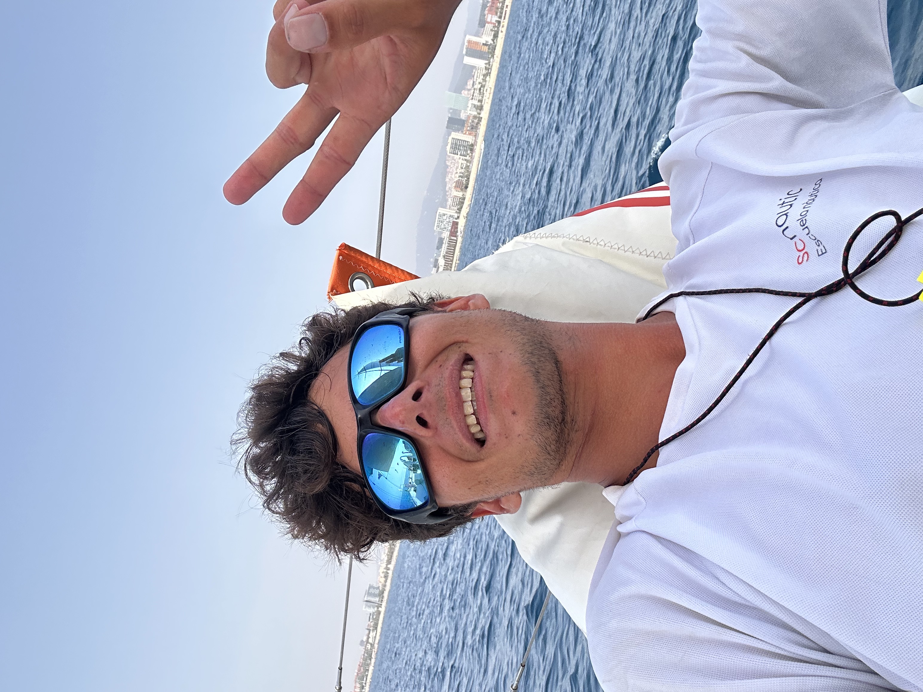 Samy Carlo es un experto en náutica y fundador de H2O Experience, una empresa dedicada a la formación profesional en el sector marítimo. Tras superar una infancia difícil, Samy encontró en el mar un propósito y una carrera, convirtiéndose en broker náutico y líder en la industria. Su misión es ayudar a jóvenes a descubrir su potencial a través de la náutica, ofreciendo oportunidades para el desarrollo personal y profesional.